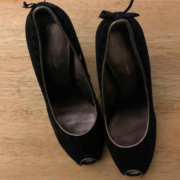 8 1/2 Black suede shoes excellent condition.  Toe out - Picture 2 of 7